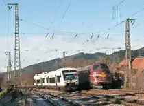 Seltenes Treffen in Hausach: W�hrend OSB87329	 nach Freudenstadt gleich in den Bahnhof einf�hrt, rangiert daneben die Nohab My 1138. Sie l�st 01 1066 ab, die den Sonderzug von Mainz-Bischofsheim bis nach Hausach gef�hrt hatte, jedoch aufgrund ihres Gewichtes nicht auf die Kinzigtalbahn darf. Die My 1138 brachte den Zug dann weiter nach Alpirsbach. 27. Dezember 2009.