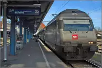 Wer genau hinschaut, sieht die seltsamen Pfeile auf dem Bahnsteig. Hier sollten die Fahrg�ste des IR bzw. vorher des ICN Richtung Schweizer Bahnhof gelenkt werden. Tats�chlich standen die Z�ge am gleichen Ort wie die ICs der DB. Daher hat man das Schengen-Abkommen schon einige Jahre praktiziert. Wer von der Unterf�hrung zum See am anderen Ende des Bahnsteigs kam, stieg immer gleich dort ein. Besonders pflichtbewusste Zeitgenossen mussten dann einen Umweg von mehr als 5 Minuten durch die Grenzkontrolle machen. Ob mit oder ohne b�rgerlichen Ungehorsam, der Spuk hat nun ein Ende. Oder zumindest fast. Wer Waren dabei hat muss immer noch durch den Zoll. Denn die Schweiz ist nach wie vor kein EU-Mitglied, die benachbarten Thurgauer waren beim Nein zum EU-Beitritt das unr�hmliche Z�nglein an der Waage. (Weihnachten 2009)
