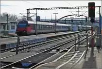 Hier schl�ngelt sich der IR Biel-Konstanz auf umst�ndlichem Weg auf Gleis 3. (Weihnachten 2009) 
