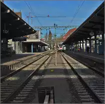 Der niveaugleiche �bergang nur 100 m von der Unterf�hrung auf den Inselbahnsteig bleibt vorerst als Relikt der Grenze erhalten. Immer zur vollen Stunde, wenn der IR von und nach Biel auf Gleis 3 einf�hrt, ist dieser �bergang ge�ffnet. (Weihnachten 2009)