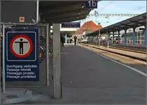 Eine altbekannte international vielgestaltige Tafel grenzt den Schweizer Teil des Bahnsteig 1 im Bahnhof Konstanz vom deutschen Teil ab. Genau hingeblickt, fehlt hier etwas. Auch wenn es nur 200 Meter sind, ein weiteres St�ck Grenzzaun ist verschwunden. Nur ein winziges St�ck Grenzzaun, doch ein symboltr�chtiges. War einst hier die freiz�gigste echte Grenze in Europa entstanden, so war im Laufe der Zeit mit dem Schengen-Abkommen der R�ckstand der Schweiz zum offenen Europa nicht mehr zu �bersehen. So hat sich nun mit deutlich mehr als halbj�hriger Versp�tung auch die Schweiz dazu durchgerungen, den Geist von Schengen nicht nur als Zugriffsrecht auf die europ�ischen Polizeidaten zu verstehen. (Weihnachten 2009)