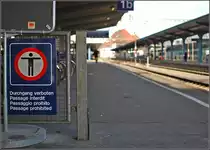 Eine altbekannte international vielgestaltige Tafel grenzt den Schweizer Teil des Bahnsteig 1 im Bahnhof Konstanz vom deutschen Teil ab. Dennoch stimmt hier etwas nicht. (Weihnachten 2009)
