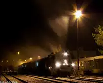 Im Gegensatz zum riesigen Weihnachtsmann an 50 3616 ist das Christb�umchen welches 65 1049 der LEG an der Rauchkammer tr�gt eine Wohltat f�r die Augen. 
Am Abend des 13.12.09 erg�nzte die DR-Neubaulok im Bahnhof Schlettau ihre Wasservorr�te.