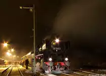 Diese Aufnahme der 50 3616 ist einzig und allein dem Lokf�hrer der Maschine zu verdanken der den �berdimensional gro�en Weihnachtsmann entfernte (Danke nochmal :)). In wenigen Minuten wird die durch 2 Autos angestrahlte Reko-50 ihren Zug wieder nach Schwarzenberg bringen. Schlettau, 13.12.2009
