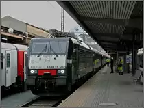 Der DB/�BB EC aus Milano, gezogen von E 189 910 NC (ES 64 F 4-010) ist am 22.12.09 mit einer Versp�tung von 140 Minuten in den Hauptbahnhof von Innsbruck eingefahren. (Hans)