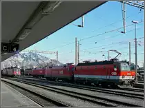 Im Bahnhof von Buchs SG warten am 22.12.09 verschiedene Loks der �BB und SBB auf neue Aufgaben. (Hans)