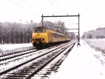 829 + 814 mit Regionalzug 7547 Arnhem-Zutphen bei Dieren am 9-2-1999. Bild und scan: Date Jan de Vries.