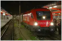 Kommen wir zum wirklich letzten Zug in Wien S�d �berhaupt. 1116 147 hatte die Ehre, mit dem letzten Planzug in Wien S�d einzufahren. Sie bespannte den OEC 350 von Marburg, welchen sie am Grenzbahnhof Spielfeld-Stra� am 12.12.2009 �bernommen hat. DAS ENDE EINER �RA IST DER ANFANG DER ZUKUNFT. Man darf gespannt sein, ob sich dieser Spruch bei den �BB tats�chlich bewahrheiten wird. In diesem Sinne w�nsche ich den Fotografen von www.bahnbilder.de, den Admins und nat�rlich dem Betreiber Thomas Wend alles Gute f�r 2010.