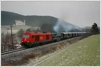 In Wiener Neustadt musste 52.4984 vom Zug. Ein Kolben der Luftpumpe hatte sich verrieben, und so wurde 2016 018 Vorspannlok beim R 16651. Die Aufnahme zeigt den Zug am 12.12.2009 bei der Anfahrt in Unter H�flein. Bez�glich Wetter brauch ich glaube ich nicht viel sagen ;-) Der Schaden an 52.4984 war relativ gering, sie war bereits am 24.12.2009 wieder im Einsatz.