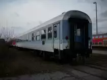 Dieser InterRegiowagen Bimz 51 80 22-95 686-7 war zuletzt bei DB Reise & Touristik AG Dortmund beheimatet steht in seiner alten Farbgebung in Mukran.Aufnahme vom 30.Dezember 2009.