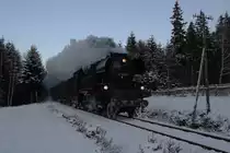 Die R�ckfahrt 65 1049 nach Chemnitz am 20.12.09 f�hrte �ber BSg mit kurzem Zwischenstop im Bahnhof Schlettau. Hier ist der Zug nahe Walthersdorf unterwegs. Bei -16� und 15 Minuten in der K�lte wollte meine Kamera schon streiken. 
