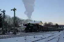 Die R�ckfahrt 65 1049 nach Chemnitz am 20.12.09 f�hrte �ber BSg mit kurzem Zwischenstop im Bahnhof Schlettau. Wegen der klirrenten K�lte wurde, um den Fahrplan einzuhalten, der Halt etwas gek�rtzt. Nach erg�nzen der Wasservor�te durch der �rtlichen Feuerwehr ging es dann weiter �ber Schwazenberg und Aue nach Chemnitz.