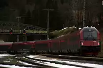 Ein Railjet bei der Druchfahrt in Dalaas auf der Arlbergbahn