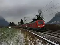 Die 182 013 am 05.12.2009 mit einem KLV-Zug unterwegs bei Niederaudorf. 