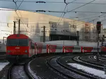 Ein City Shuttle am 28.12.2009 bei der Ausfahrt aus dem Passauer Hbf. (Mein Letztes 2009er Bild das ich Fotografiert habe)