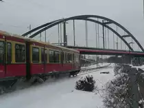 Ein Zug der BR 481 unterquert eine Br�cke, die den Betriebsbahnhof Rummelsburg mit dem Nordring verbindet. �ber diese Verbindung k�nnen Z�ge vom Gesundbrunnen zum Betriebswerk fahren. 31.12.2009
