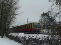 Eine S-Bahn der Baureihe 481 zwischen Betriebsbahnhof Rummelsburg und Rummelsburg am 31.12.2009