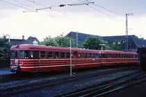 So tr�be wie das Wetter auch der Anla�: In M�nster (Westf.) steht am 31. Mai 1975 der letzte planm��ige Personenzug der WLE nach Lippstadt abfahrbereit am Bahnsteig.
