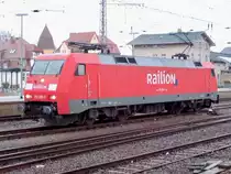 152 009 steht am 28.12.2009 am Angerm�nder Bahnhof