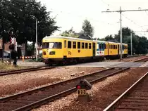 Ich w�nsche allen Usern und Admins EINEN GUTEN RUTSCH INS NEUES JAHR!!Hier ist DEII 175 mit Regionalzug 7968 Almelo-Zwolle unterwegs bei Wierden am 6-7-1994. Bild und scan: Date Jan de Vries.