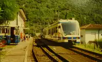 Ein Triebzug der Centovallibahn begegnet im Bahnhof Camedo einem MB 0 303 im Sommer 1996 (digitalisiertes Dia).