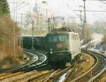 Im Februar 1997 verl�sst 150 179-0 mit einer Schwesterlok und einem langen G�terzug den Bahnhof Crailsheim in Richtung Schw�bisch Hall-Hessental (digitalisiertes Dia).