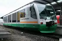 654 032 (VT 32) der Vogtlandbahn wartete am 27. Dezember 2009 auf Gleis eins im Bahnhof Lichtenfels auf die n�chste Zugleistung nach Neuenmarkt-Wirsberg. In seinen Seitenscheiben spiegelt sich das alte Postlogo, welches Ende 2009 immer noch am Postgeb�ude in Lichtenfels angebracht ist.