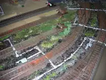 Abstellgleise mit gealtertem Prellbock davor die Einfahrt in  den Bahnhof G�glingen