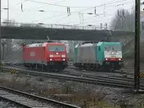 Aachen-West am 30/12/2009. 185 230-0 kehrt nach getaner Schubhilfe in der Rampe zum Gemmenicher Tunnel zur�ck zum Bahnhof, w�hrend 2813 man�vriert und sich vor einen Kesselwagenzug setzen wird, den sie nach Belgien bef�rdern wird.