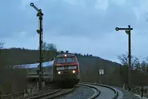 Der letzte Tag des Jahres 2009 zeigte sich an der Westk�ste Schleswig-Holstein mal wieder dunkel und tr�b.So entstand bei wirklich allerletztem Licht gegen 16:10 Uhr diese Aufnahme, die zugleich zeigt, was technisch m�glich ist, wenn das Licht eigentlich schon weg ist.
218 372-2 und eine Schwesterlokomtive ziehen am 31.12.2009 einen IC nach Westerland an der Fl�gelsignalkombination von St. Michaelisdonn vorbei.
Belichtungsdauer:  1/200, Blende: f/4.0, ISO: 800, Brennweite: 140.00