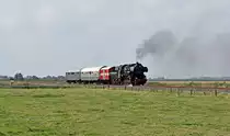 52 8079-7 zieht am 15.08.2009 zwischen Dageb�ll und Maasb�ll einen Zug nach Nieb�ll.