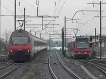 SBB + asm - Nachschuss vom Mittelperon im Bahnhof Niederbipp / SBB IR nach Biel mit 460 026-8 sowie Regio der asm Triebwagen Be 4/8 nach Langenthal .. Foto vom 06.12.2009 