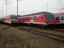 Noch keine 20 Jahre alt sind die Wittenberger Steuerwagen die in Mukran abgestellt stehen.Am 30.Dezember 2009 fotografierte ich einen Teil der abgestellten Wagen die �ber den ganzen Bahnhof abgestellt stehen.