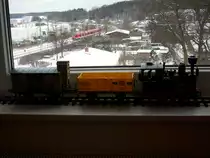 Meine Gartenbahn auf meinem Fensterbrett von wo ich auf die R�gener Hauptstrecke schauen kann.Zum Zeitpunkt meiner Aufnahme kam gerade ein Flirt vorbei.