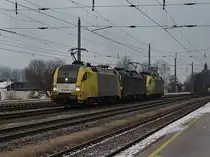 Die ES 64 U2-010 und zwei weitere am 19.12.2009 bei der Durchfahrt in Brixlegg. 