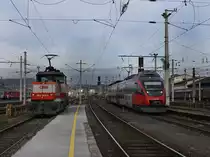 Der 4023 006 am 01.01.2010 bei der Einfahrt als S Bahn in den Salzburger Hbf, wehrend die 1163 013 auf ihre n�chste Rangierarbeit wartet. 