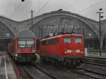 Die 110 236 am 22.02.2009 abgestellt im Leipziger Hbf, neben an f�hrt gerade eine S Bahn nach Wurzen aus.