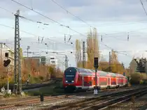 Der RE aus M�hldorf bei der Durchfahrt am Heimeranplatz, 3.11.2009