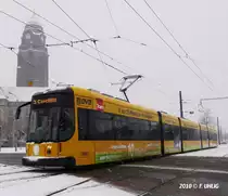 Fremdgeher - Auf Linie 3 f�hrt NGTD12DD mit Werbung f�r die nach Pennrich verl�ngerte Linie 7 �ber den Georgplatz nach Cosch�tz (02.01.2010).  