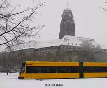 Winter-Dienst vor h�chster Warte - NGTD8DD auf Linie 8 nach S�dvorstadt vor dem Dresdner Rathaus (02.01.2010).