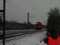 Eine BR 212 der DB fotografiert bei Maintal mit mir als Fotograf. Ich mache gerade ein Video, das auf Bahnvideos zu sehen ist. 