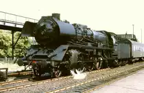 03 2212-3 durchf�hrt im Fr�hjahr 1976 mit Schnellzug den Bahnhof Berlin-Karlshorst.