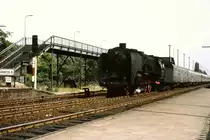 01 2016 mit Schnellzug durchf�hrt im Fr�hjahr 1976 den Bahnhof Berlin-Karlshorst.