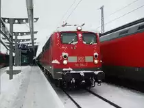 110 284-7 steht mit IC1809 von Rostock Hbf nach K�ln Hbf und wartet auf die Abfahrt um 14.58 Uhr im Rostocker Hbf.(03.01.10)