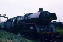An einem tr�ben Tag im Fr�hjahr 1976 h�lt 03 0010-3 mit D 552 von Berlin-Lichtenberg nach Stralsund zum Wasserfassen in Angem�nde.