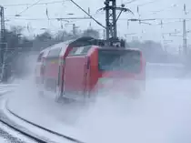 Die den RE 1 schiebende BR 146.0 versinkt am 03.01.2010 im Schneewirbel hinter dem Zug in Bochum-Ehrenfeld.