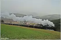  Winterdampf am Semmering 2010  - Ziemlich p�nktlich dampfte die 52.4984 mit dem siebenteiligen Schlierenzug und der 1010.10 bei der  Apfelwiese  kurz vor Eichberg vorbei. (3.1.10) 