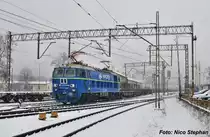 Nachdem der BWE den Bahnhof von Rzepin(Reppen) verlassen hat,verlie� auch ET22-2002 in der PKP-Cargo Lackierung mit einem leeren Flachwagenzug den Bahnhof (30.12.09)