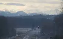 Zwei Regioshuttle der Bodensee-Oberschwabenbahn sind am 30.12. auf der S�dbahn Richtung Aulendorf unterwegs und erreichen in K�rze den Bahnhof Mochenwangen. Trotz Tiefnebels hatte man an diesem Tag von erh�hten Pl�tzen einen grandiosen Blick auf die Alpen.
