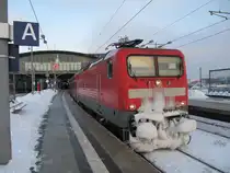 Eine 112er mit dem RE 2  nach Rathenow bei der Ausfahrt aus dem Berliner Hbf.. 03.01.2010
